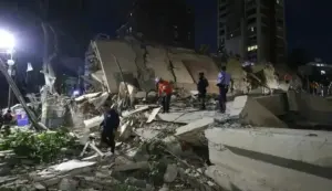 FOTOGRAFÍA. CARACAS (VENEZUELA), 25 DE JUNIO DE 2026. Dos fuertes sismos sacuden Venezuela en un minuto, el principal fue de magnitud 7,5. Integrantes de cuerpos de emergencia buscan víctimas este miércoles en una edificación colapsada, en Caracas (Venezuela). Efe