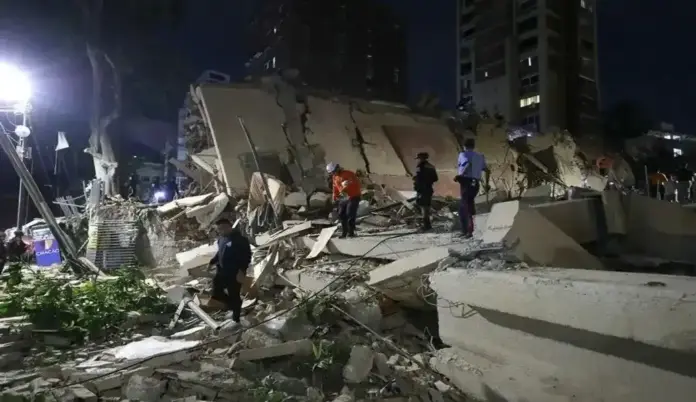 FOTOGRAFÍA. CARACAS (VENEZUELA), 25 DE JUNIO DE 2026. Dos fuertes sismos sacuden Venezuela en un minuto, el principal fue de magnitud 7,5. Integrantes de cuerpos de emergencia buscan víctimas este miércoles en una edificación colapsada, en Caracas (Venezuela). Efe