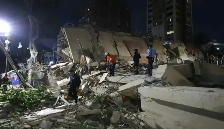 FOTOGRAFÍA. CARACAS (VENEZUELA), 25 DE JUNIO DE 2026. Dos fuertes sismos sacuden Venezuela en un minuto, el principal fue de magnitud 7,5. Integrantes de cuerpos de emergencia buscan víctimas este miércoles en una edificación colapsada, en Caracas (Venezuela). Efe