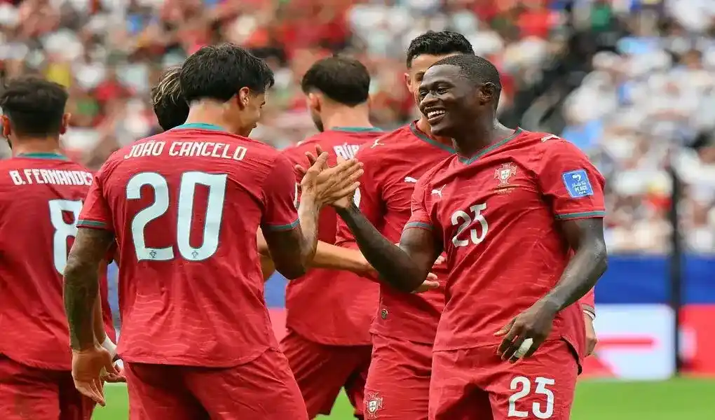 FOTOGRAFÍA. HOUSTON (ESTADO DE TEXAS) ESTADOS UNIDOS DE AMÉRICA, EEUU, 23 DE JUNIO DE 2026. Victoria de Portugal ante Uzbekistán 5-0. Nuno Mendes, de Portugal (d), celebra el gol del 2-0 junto a sus compañeros durante el partido de la fase de grupos de la Copa Mundial de la FIFA 2026. Efe