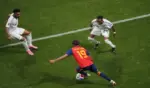 FOTOGRAFÍA. ATLANTA (ESTADO DE GEORGIA) ESTADOS UNIDOS DE AMÉRICA, EEUU, 21 DE JUNIO DE 2026. Victoria indispensable y reafirmante 4-0. El delantero de la selección española, Lamine Yamal, con el balón ante los defensores de Arabia Saudí, durante el partido del Mundial 2026 entre España y Arabia Saudí, este domingo en Atlanta. Efe