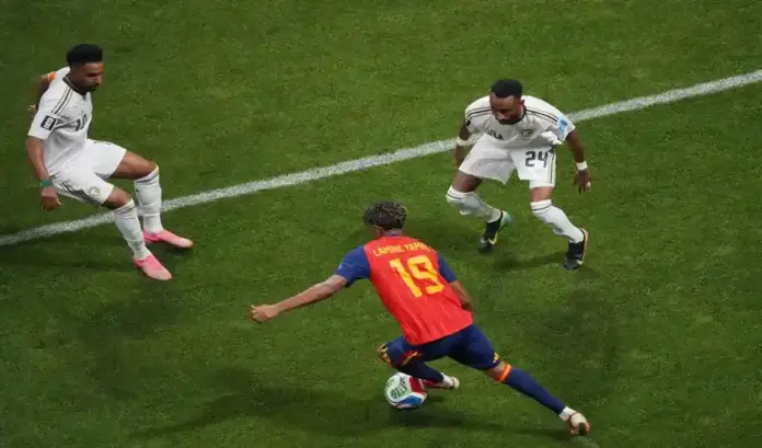 Victoria indispensable y reafirmante 4-0, Lamine Yamal FOTOGRAFÍA. ATLANTA (ESTADO DE GEORGIA) ESTADOS UNIDOS DE AMÉRICA, EEUU, 21 DE JUNIO DE 2026. Victoria indispensable y reafirmante 4-0. El delantero de la selección española, Lamine Yamal, con el balón ante los defensores de Arabia Saudí, durante el partido del Mundial 2026 entre España y Arabia Saudí, este domingo en Atlanta. Efe