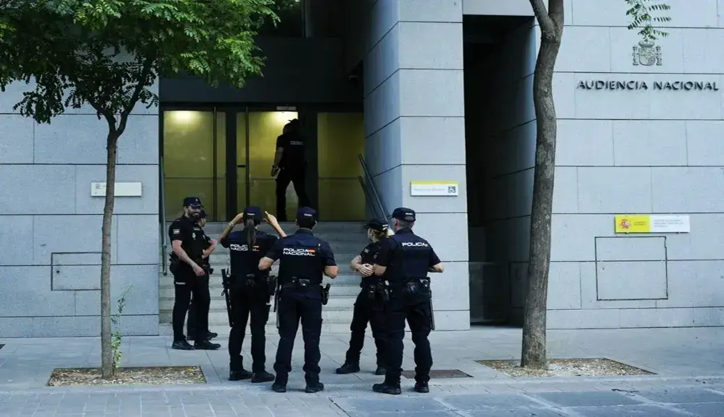 FOTOGRAFÍA. MADRID (ESPAÑA), 17 DE JUNIO DE 2026. Zapatero llega a las 8:49 horas a la Audiencia Nacional como investigado. Agentes de la Policía Nacional a las puertas de la Audiencia Nacional, este miércoles. El expresidente del Gobierno de España y exsecretario general del Partido Socialista (PSOE), José Luis Rodríguez Zapatero, llega a la Audiencia Nacional para declarar como investigado por liderar, presuntamente, una red de tráfico de influencias en favor de la aerolínea Plus Ultra, y ante las sospechas sobre las joyas de 1,3 millones de euros halladas en su oficina. Efe