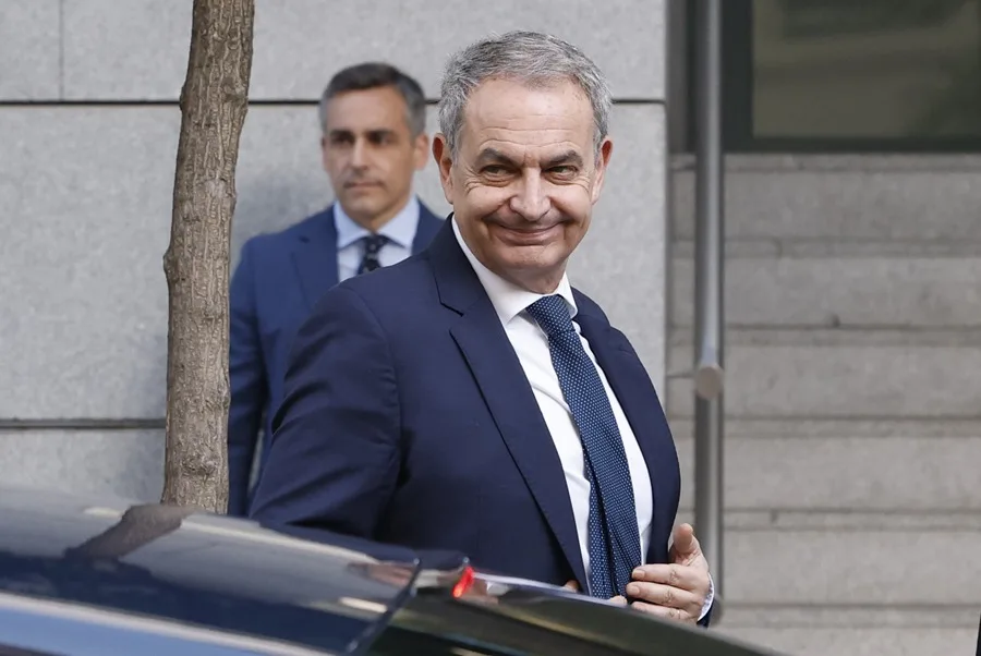 FOTOGRAFÍA. MADRID (ESPAÑA), 17 DE JUNIO DE 2026. Zapatero llega a las 8:49 horas a la Audiencia Nacional como investigado. El expresidente del Gobierno de España y exsecretario general del Partido Socialista (PSOE), José Luis Rodríguez Zapatero, llega a la Audiencia Nacional para declarar como investigado por liderar, presuntamente, una red de tráfico de influencias en favor de la aerolínea Plus Ultra, y ante las sospechas sobre las joyas de 1,3 millones de euros halladas en su oficina. Efe