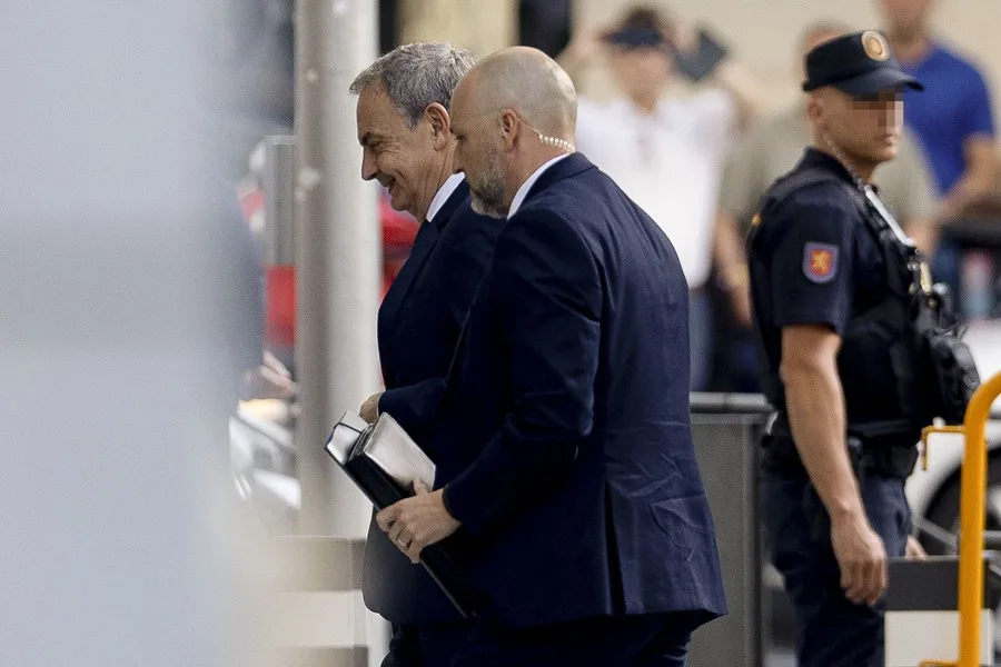 FOTOGRAFÍA. MADRID (ESPAÑA), 17 DE JUNIO DE 2026. Zapatero llega a las 8:49 horas a la Audiencia Nacional como investigado. El expresidente del Gobierno de España y exsecretario general del Partido Socialista (PSOE), José Luis Rodríguez Zapatero, llega a la Audiencia Nacional para declarar como investigado por liderar, presuntamente, una red de tráfico de influencias en favor de la aerolínea Plus Ultra, y ante las sospechas sobre las joyas de 1,3 millones de euros halladas en su oficina. Efe