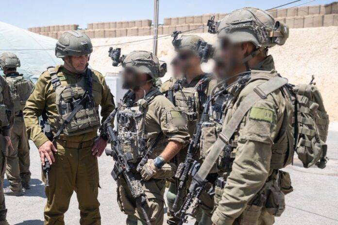 FOTOGRAFÍA. GAZA (FRANJA DE GAZA), 07 DE JUNIO DE 2026. Zamir garantiza en Gaza que Israel va a desarmar a Hamás. El Jefe del Estado Mayor de Israel, el general Eyal Zamir; realizó hoy, domingo 7 de junio de 2026, una visita al sector de Gaza, acompañado del comandante de la Región Sur, el brigadier Yaniv Asor; el comandante de la División Gaza (143), el brigadier Liron Batito; y los comandantes de brigadas y batallones. Lasvocesdelpueblo (Ñ Pueblo)