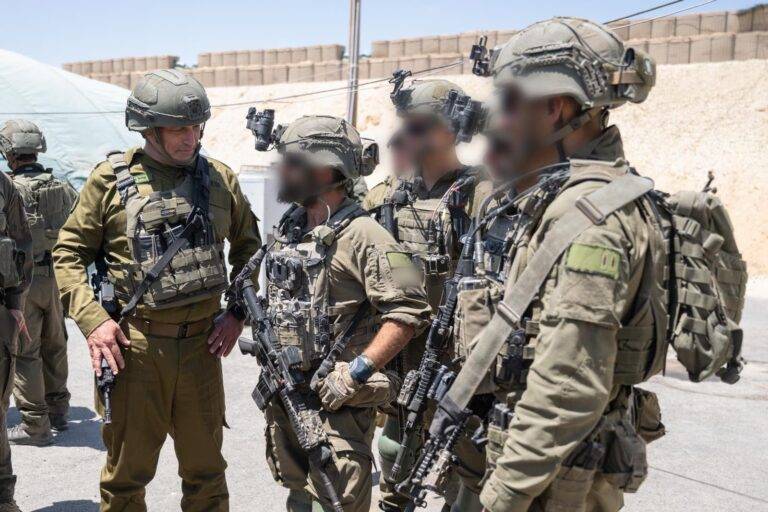 FOTOGRAFÍA. GAZA (FRANJA DE GAZA), 07 DE JUNIO DE 2026. Zamir garantiza en Gaza que Israel va a desarmar a Hamás. El Jefe del Estado Mayor de Israel, el general Eyal Zamir; realizó hoy, domingo 7 de junio de 2026, una visita al sector de Gaza, acompañado del comandante de la Región Sur, el brigadier Yaniv Asor; el comandante de la División Gaza (143), el brigadier Liron Batito; y los comandantes de brigadas y batallones. Lasvocesdelpueblo (Ñ Pueblo)