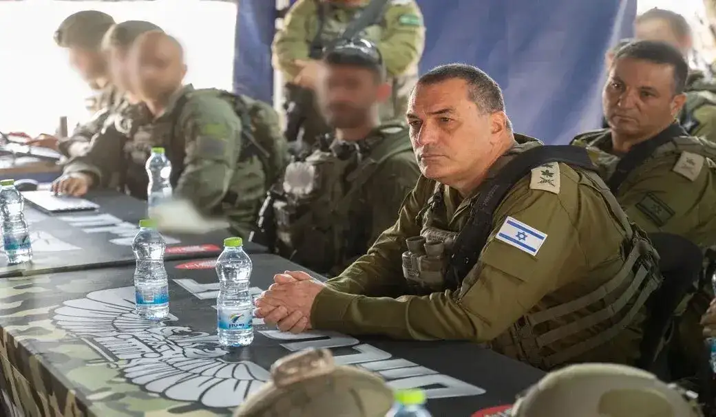 FOTOGRAFÍA. GAZA (FRANJA DE GAZA), 07 DE JUNIO DE 2026. Zamir garantiza en Gaza que Israel va a desarmar a Hamás. El Jefe del Estado Mayor de Israel, el general Eyal Zamir; realizó hoy, domingo 7 de junio de 2026, una visita al sector de Gaza, acompañado del comandante de la Región Sur, el brigadier Yaniv Asor; el comandante de la División Gaza (143), el brigadier Liron Batito; y los comandantes de brigadas y batallones. Lasvocesdelpueblo (Ñ Pueblo)
