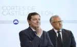 FOTOGRAFÍA. VALLADOLID (CASTILLA Y LEÓN) ESPAÑA, 03 DE JUNIO DE 2026. CyL: VOX con Consejería de Desregulación, Familia y Ayudas Sociales: competencias en Inmigración y Juventud. El presidente del PP de Castilla y León, Alfonso Fernández Mañueco (i); y el portavoz de Vox en las Cortes de Castilla y León, Carlos Pollán Fernández (d); informan sobre el Acuerdo de gobierno de coalición VOX-PP.  Vox contará con un vicepresidente y dos consejeros en el próximo Gobierno de Castilla y León según el acuerdo firmado con el PP, que incluye la referencia a la 'prioridad nacional' para el acceso a determinadas ayudas públicas, como exigía la formación de Santiago Abascal para investir a Alfonso Fernández Mañueco. Efe