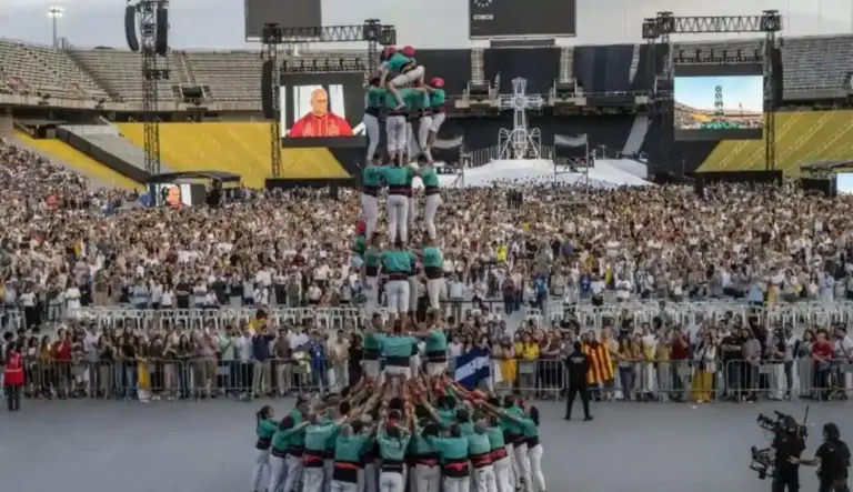 FOTOGRAFÍA. BARCELONA (CATALUÑA) ESPAÑA, 09 DE JUNIO DE 2026. León XIV pide a Cataluña dejarse iluminar por el Evangelio. El "Castell" la torre humana que ante el Papa León XIV se elevó al iniciar la Vigilia de Oración en el Estadio Olímpico Lluís Companys, Barcelona. Lasvocesdelpueblo (Ñ Pueblo)