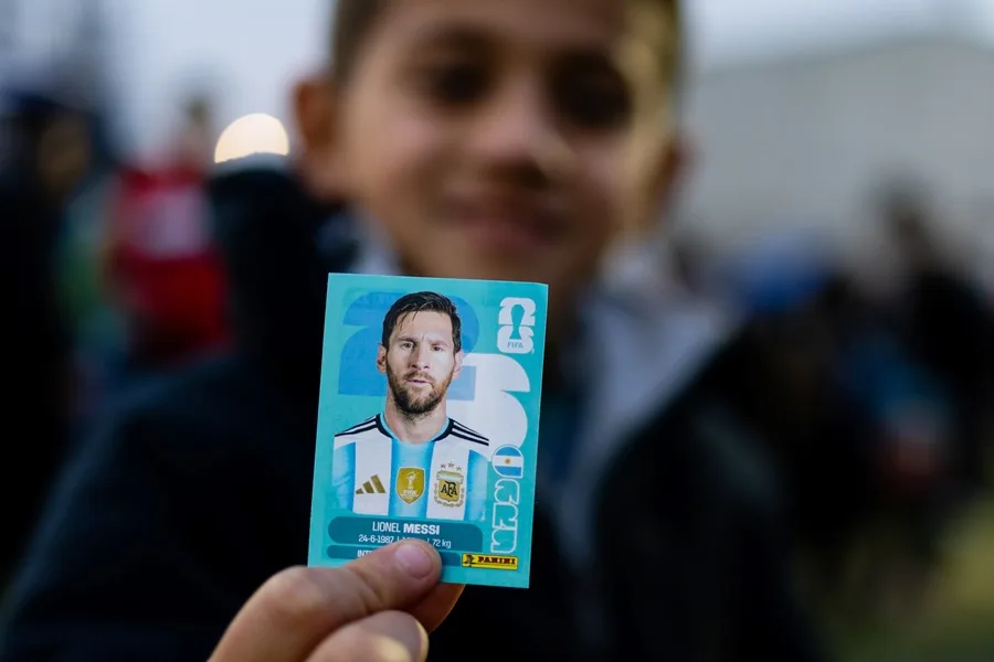 FOTOGRAFÍA. SANTIAGO DE CHILE (CHILE), 13 DE JUNIO DE 2026. Mundial 2026: Comercios españoles sin colección de cromos. MUNDIAL 2026 Comos. Un joven sostiene un cromo del jugador de Argentina Lionel Messi en Santiago (Chile). Efe