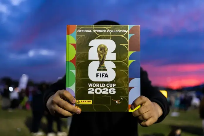 cromos, cromos Mundial 2026, Mundial 2026 Comercios españoles sin colección de cromos (2) FOTOGRAFÍA. SANTIAGO DE CHILE (CHILE), 13 DE JUNIO DE 2026. Mundial 2026: Comercios españoles sin colección de cromos. MUNDIAL 2026 Comos. Una persona sostiene un álbum del Mundial de la FIFA 2026 en Santiago (Chile). Efe