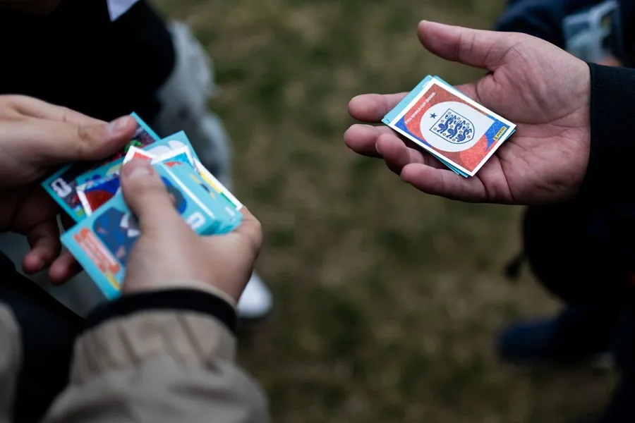 FOTOGRAFÍA. SANTIAGO DE CHILE (CHILE), 13 DE JUNIO DE 2026. Mundial 2026: Comercios españoles sin colección de cromos. MUNDIAL 2026 Comos. Dos personas intercambian cromos del Mundial de la FIFA 2026 en Santiago (Chile). Efe