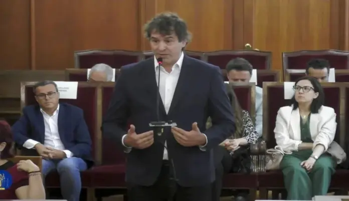 FOTOGRAFÍA. BADAJOZ (EXTREMADURA) ESPAÑA, 04 DE JUNIO DE 2026. Hermano de Pedro Sánchez: Yo no solicité ningún cambió de nomenclatura. Juicio al hermano de Pedro Sánchez Pérez-Castejón. David Sánchez Pérez-Castejón, hermano del presidente del Gobierno de España y secretario general del Partido Socialista (PSOE), Pedro Sánchez Pérez-Castejón, durante su declaración ante el tribunal. Captura señal de la Audiencia Provincial de Badajoz/Efe