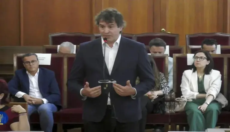 FOTOGRAFÍA. BADAJOZ (EXTREMADURA) ESPAÑA, 04 DE JUNIO DE 2026. Hermano de Pedro Sánchez: Yo no solicité ningún cambió de nomenclatura. Juicio al hermano de Pedro Sánchez Pérez-Castejón. David Sánchez Pérez-Castejón, hermano del presidente del Gobierno de España y secretario general del Partido Socialista (PSOE), Pedro Sánchez Pérez-Castejón, durante su declaración ante el tribunal. Captura señal de la Audiencia Provincial de Badajoz/Efe