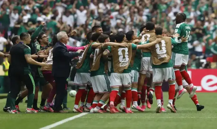 FOTOGRAFÍA. CIUDAD DE MÉXICO (MÉXICO), 11 DE JUNIO DE 2026. Julián Quiñones (d) de México celebra un gol este jueves, durante un partido del grupo A del Mundial de la FIFA 2026 entre México y Sudáfrica en el estadio Azteca de Ciudad de México (México). Efe