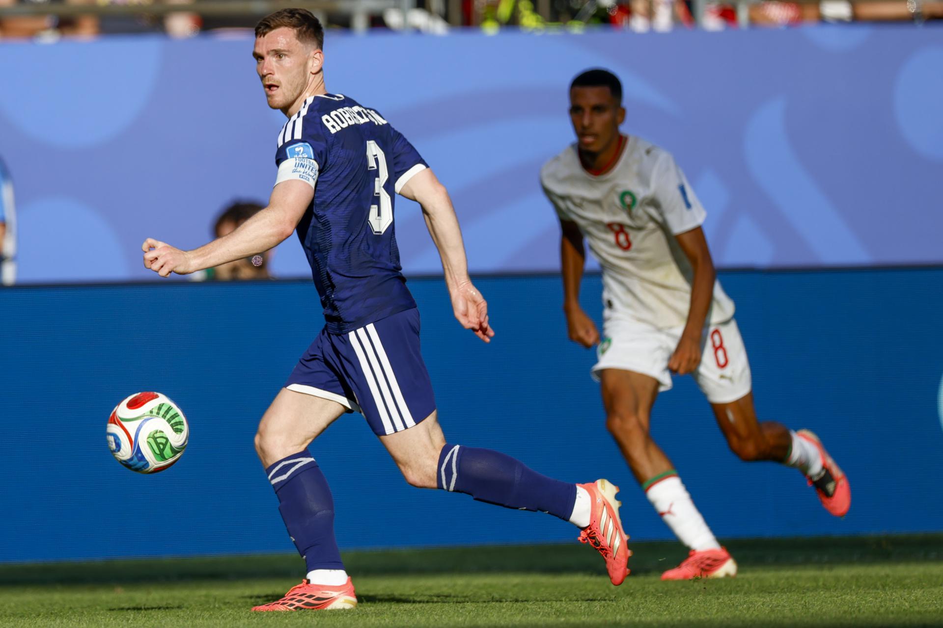 FOTOGRAFÍA. FOXBOROUGH (ESTADO DE MASSACHUSETTS) ESTADOS UNIDOS DE AMÉRICA, EEUU, 19 DE JUNIO DE 2026. Marruecos resuelve ante Escocia a los 71 segundos y se coloca líder. El defensa de Escocia, Andrew Robertson, busca meter un pase durante el partido de la Copa Mundial 2026 ante Marruecos en el Boston Stadium de Foxborough, Massachusetts, EE.UU. Efe