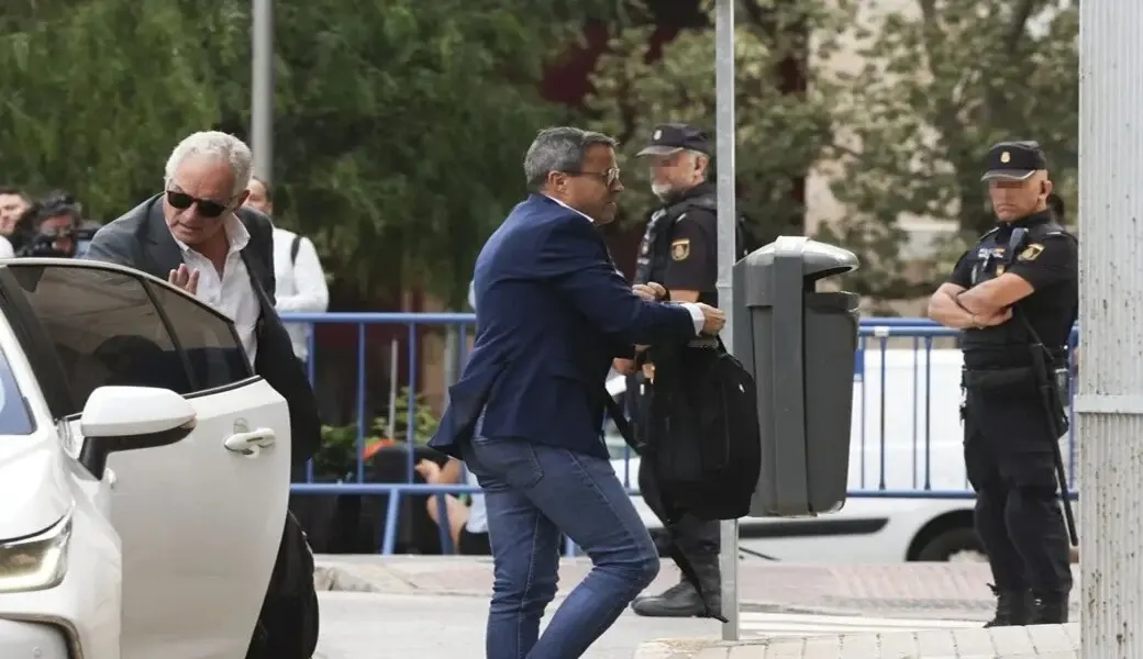 FOTOGRAFÍA. BADAJOZ (EXTREMADURA) ESPAÑA, 04 DE JUNIO DE 2026. Hermano de Pedro Sánchez: Yo no solicité ningún cambió de nomenclatura. El extitular de la Diputación de Badajoz y ex candidato del Partido Socialista (PSOE) a la presidencia de la Junta de Extremadura, Miguel Ángel Gallardo Miranda (d), a su llegada para declarar este jueves como acusado en el juicio por su contratación en la Diputación de Badajoz, una vez concluida la fase testifical, en la que la sala ha escuchado el interrogatorio a más de cuarenta testigos, algunos de ellos también peritos. Efe