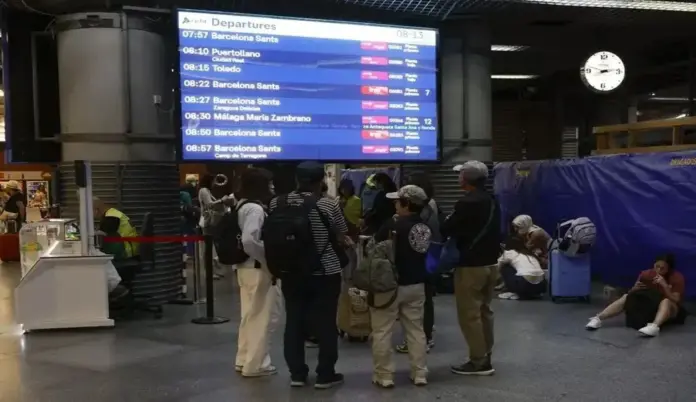 FOTOGRAFÍA. MADRID (COMUNIDAD DE MADRID) ESPAÑA, 29 DE JUNIO DE 2026. La huelga Renfe coincide con operación salida de vacaciones de verano. Un grupo de pasajeros espera este lunes a que salga su tren en la estación de Atocha, en Madrid , durante la huelga convocada por el Sindicato Ferroviario. Efe