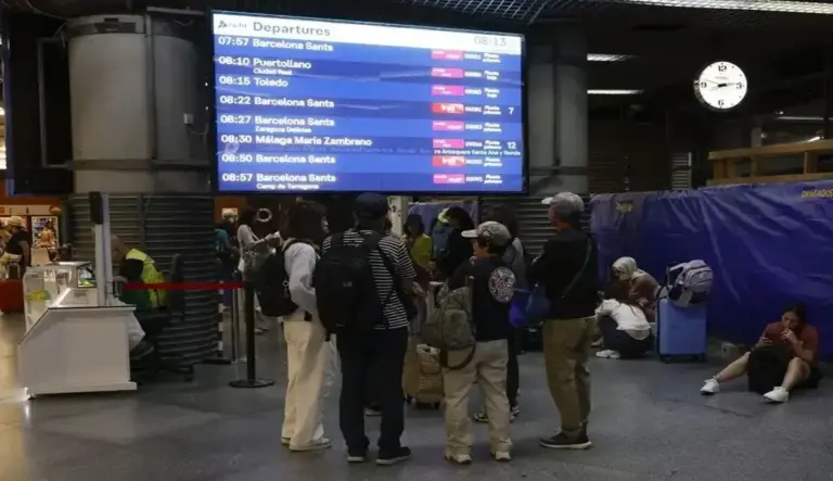 FOTOGRAFÍA. MADRID (COMUNIDAD DE MADRID) ESPAÑA, 29 DE JUNIO DE 2026. La huelga Renfe coincide con operación salida de vacaciones de verano. Un grupo de pasajeros espera este lunes a que salga su tren en la estación de Atocha, en Madrid , durante la huelga convocada por el Sindicato Ferroviario. Efe