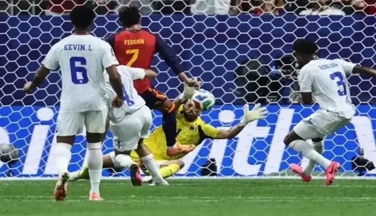 FOTOGRAFÍA. ATLANTA (ESTADO DE GEORGIA) ESTADOS UNIDOS DE AMÉRICA, EEUU, 15 DE JUNIO DE 2026. Cabo Verde resiste ante España y suma un punto 0-0. El portero de Cabo Verde, Vozinha (c), en acción ante Ferrán Torres (3i), de España, durante el partido del Mundial 2026 que disputan España y Cabo Verde, en Atlanta. Efe