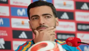 FOTOGRAFÍA. CHATTANOOGA (ESTADO DE TENNESSEE) ESTADOS UNIDOS DE AMÉRICA, EEUU, 16 DE JUNIO DE 2026. Buen ambiente a pesar de no conseguir la victoria ante Cabo Verde. El centrocampista español Mikel Merino ofrece una rueda de prensa después del entrenamiento de la selección tras empatar con Cabo Verde, en Chattanooga (Estados Unidos). Efe