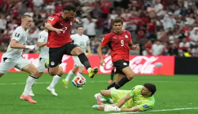 Egipto, Nueva Zelanda FOTOGRAFÍA. TORONTO (CANADÁ), 21 DE JUNIO DE 2026. Egipto firma una remontada histórica ante Nueva Zelanda 1-3. Trezeguet (i), de Egipto, en acción ante el portero Max Crocombe (d), de Nueva Zelanda, durante el partido de la fase de grupos de la Copa Mundial de la FIFA 2026 entre Nueva Zelanda y Egipto, en Vancouver (Canadá). Efe