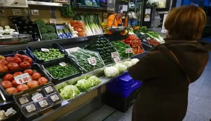 Frutas, verduras FOTOGRAFÍA. MADRID (ESPAÑA), 18 DE JUNIO DE 2026. España, sin cambios su previsión de crecimiento para 2026. Detalle de una parada de frutas y verduras en un centro comercial de España. Efe
