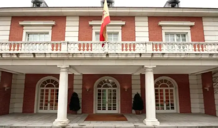 moncloa fachada, El Gobierno constata persecución en la retirada de pasaporte a Begoña Gómez FOTOGRAFÍA. MADRID (ESPAÑA), 20 DE JUNIO DE 2026. El Gobierno constata persecución en la retirada de pasaporte a Begoña Gómez. Detalle de una imagen que muestra la fachada de la Presidencia del Gobierno de España, La Moncloa. Efe