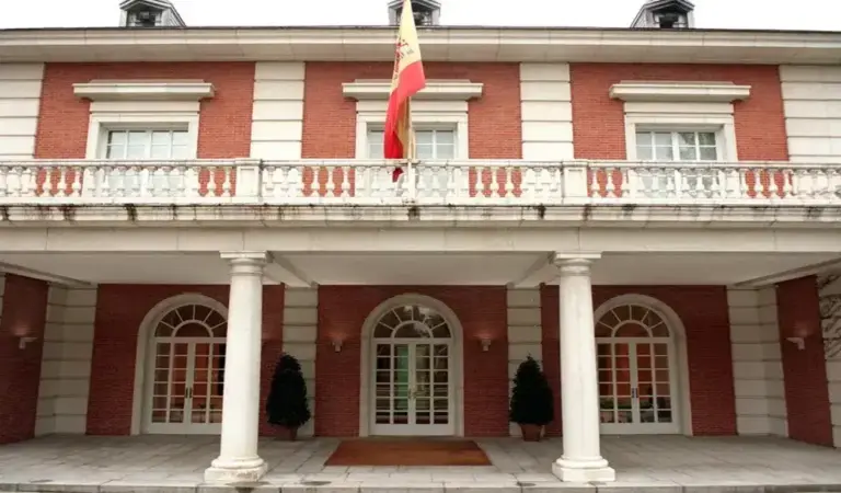 FOTOGRAFÍA. MADRID (ESPAÑA), 20 DE JUNIO DE 2026. El Gobierno constata persecución en la retirada de pasaporte a Begoña Gómez. Detalle de una imagen que muestra la fachada de la Presidencia del Gobierno de España, La Moncloa. Efe
