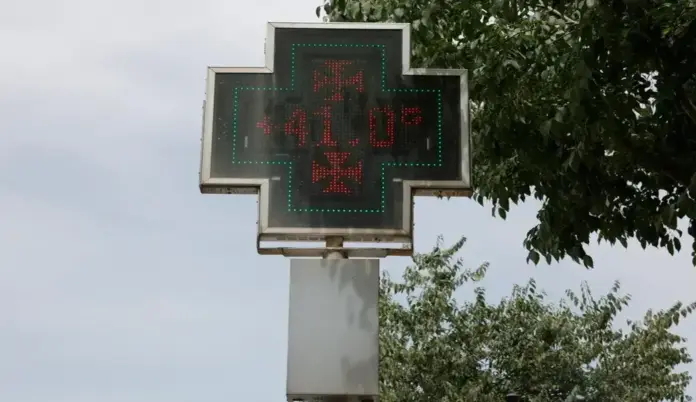 FOTOGRAFÍA. MADRID (COMUNIDAD DE MADRID) ESPAÑA, 18 DE JULIO DE 2024. Un termómetro marca 41 grados este jueves en Madrid. Efe