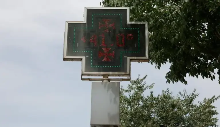 FOTOGRAFÍA. MADRID (COMUNIDAD DE MADRID) ESPAÑA, 18 DE JULIO DE 2024. Un termómetro marca 41 grados este jueves en Madrid. Efe