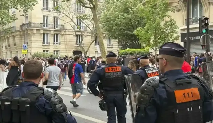 psg, Francia, París, La extrema violencia callejera en Francia deja 1.060 heridos, entre ellos 178 policías, champions, liga d ecampeones FOTOGRAFÍA. PARÍS (FRANCIA), 31 DE MAYO DE 2026. La extrema violencia callejera en Francia deja 1.060 heridos, entre ellos 178 policías. Agentes antidisturbios junto a las decenas de miles de aficionados que se congregaron este domingo en Campo de Marte de París. Efe
