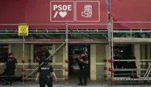 FOTOGRAFÍA. MADRID (ESPAÑA), 04 DE JUNIO DE 2026. Caso Leire: La justicia solicita información financiera y tributaria del PSOE y PSC. El juez Pedraz pide información tributaria y financiera del PSOE y del PSC de 2024 y 2025. Agentes de la Unidad Central Operativa de la Guardia Civil en la sede central del PSOE en la calle Ferraz de Madrid. Efe