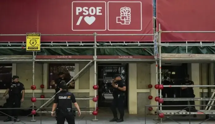 FOTOGRAFÍA. MADRID (ESPAÑA), 04 DE JUNIO DE 2026. Caso Leire: La justicia solicita información financiera y tributaria del PSOE y PSC. El juez Pedraz pide información tributaria y financiera del PSOE y del PSC de 2024 y 2025. Agentes de la Unidad Central Operativa de la Guardia Civil en la sede central del PSOE en la calle Ferraz de Madrid. Efe