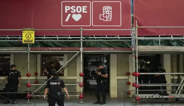 FOTOGRAFÍA. MADRID (ESPAÑA), 04 DE JUNIO DE 2026. Caso Leire: La justicia solicita información financiera y tributaria del PSOE y PSC. El juez Pedraz pide información tributaria y financiera del PSOE y del PSC de 2024 y 2025. Agentes de la Unidad Central Operativa de la Guardia Civil en la sede central del PSOE en la calle Ferraz de Madrid. Efe