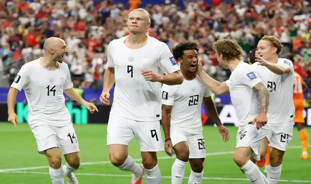 FOTOGRAFÍA. ARLINGTON (ESTADOS UNIDOS DE AMÉRICA, EEUU), 30 DE JUNIO DE 2026. Noruega pasa a los octavos de final ante Costa de Marfil 2-1. El delantero de Noruega Erling Haaland (2i) celebra tras anotar el segundo gol de su equipo durante el partido de eliminatoria del Mundial 2026 que disputaron las selecciones nacionales de Costa de Marfil y Noruega en el AT&T Stadium de Arlington, Texas (EEUU). Efe