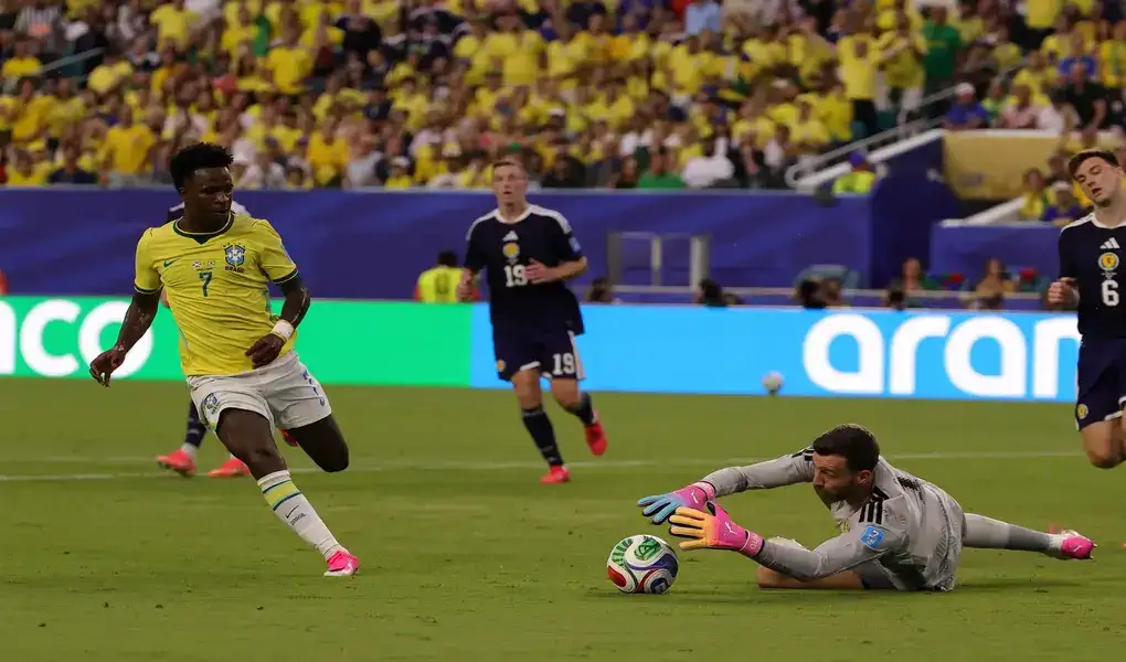 FOTOGRAFÍA. MIAMI (ESTADOS UNIDOS DE AMÉRICA, EEUU, 24 DE JUNIO DE 2026. Brasil se da doble alegría al imponerse a Escocia 0-3.Vinicius Junior, de Brasil (L), anota el primero de sus cdos goles de este miércoles frente a Escocia en el Mundial 2026. Efe 