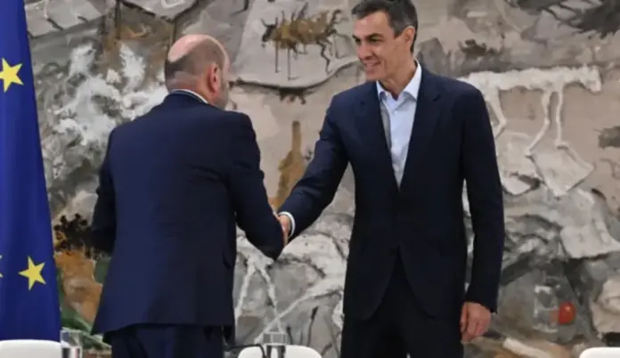 Pedro Sánchez Pérez-Castejón, Mundial 2030 FOTOGRAFÍA. MADRID (ESPAÑA), 17 DE JUNIO DE 2026. Pedro Sánchez: Hay cuatro años por delante. El jefe del Ejecutivo español y secretario general del Partido Socialista (PSOE), Pedro Sánchez Pérez-Castejón (d), preside la tercera reunión de la Comisión Interministerial para la preparación y organización del Mundial de Fútbol de 2030, que celebrarán conjuntamente España, Portugal y Marruecos, este miércoles en la Moncloa. Efe