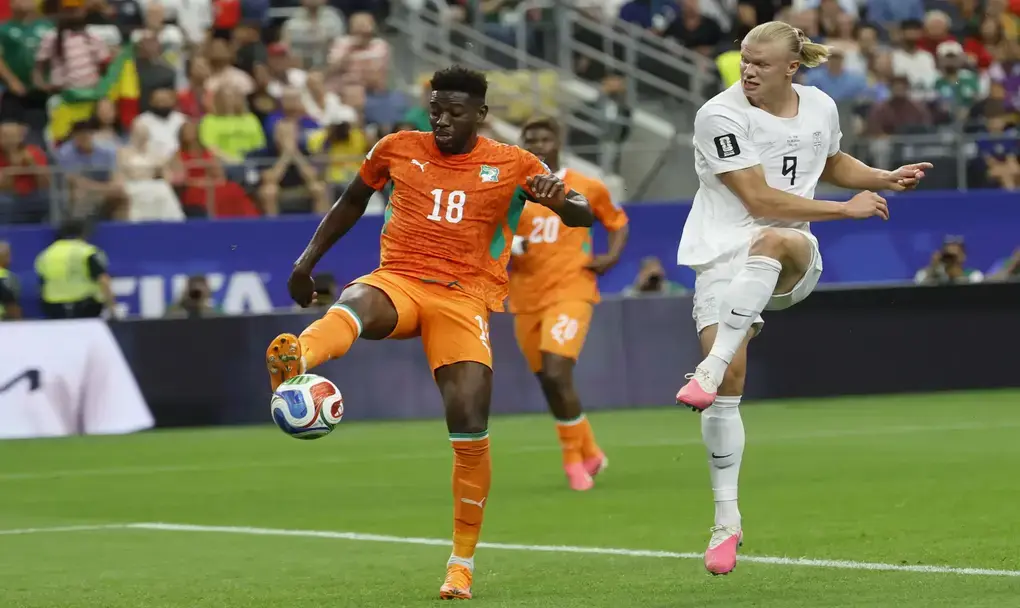 FOTOGRAFÍA. ARLINGTON (ESTADOS UNIDOS DE AMÉRICA, EEUU), 30 DE JUNIO DE 2026. Noruega pasa a los octavos de final ante Costa de Marfil 2-1. El defensa de Costa de Marfil Ibrahim Sangaré pelea un balón con el delantero noruego Erling Haaland durante el partido de eliminatoria del Mundial 2026 que disputaron las selecciones nacionales de Costa de Marfil y Noruega en el AT&T Stadium de Arlington, Texas (EEUU). Efe
