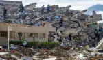 FOTOGRAFÍA. LA GUAIRA (VENEZUELA), 30 DE JUNIO DE 2026. Venezuela: 1.943 fallecidos y 10.571 heridos. Rescatistas de Vietnam realizan labores de búsqueda de sobrevivientes a los terremotos, este martes en Catia La mar, La Guaira (Venezuela). Efe
