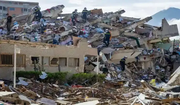 Terremoto Venezuela FOTOGRAFÍA. LA GUAIRA (VENEZUELA), 30 DE JUNIO DE 2026. Venezuela: 1.943 fallecidos y 10.571 heridos. Rescatistas de Vietnam realizan labores de búsqueda de sobrevivientes a los terremotos, este martes en Catia La mar, La Guaira (Venezuela). Efe