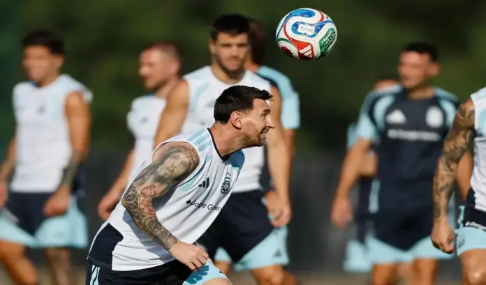 FOTOGRAFÍA. KANSA CITY (ESTADOS UNIDOS DE AMÉRICA, EEUU, 24 DE JUNIO DE 2026. Cumpleaños Messi: Cada año se superan y me emocionan más los saludos. Lionel Messi (c), de Argentina, volvió a ser el centro de atención mundial, pero esta vez por su cumpleaños 39. Aquí, en el entrenamiento de este miércoles en el Sporting KC training center en Kansas City (Estados Unidos). Efe