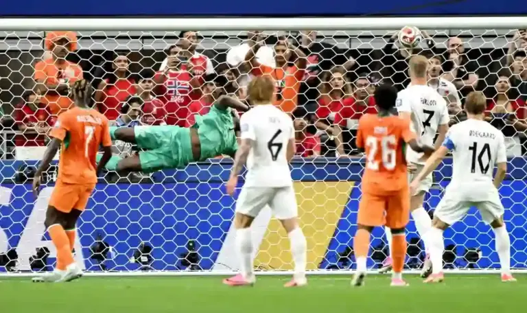 FOTOGRAFÍA. ARLINGTON (ESTADOS UNIDOS DE AMÉRICA, EEUU), 30 DE JUNIO DE 2026. Noruega pasa a los octavos de final ante Costa de Marfil 2-1. El portero Yahia Fofana, de Costa de Marfil, es batido durante el partido de dieciseisavos de final del Mundial 2026 entre Costa de Marfil y Noruega, en Dallas (EE.UU.). Efe