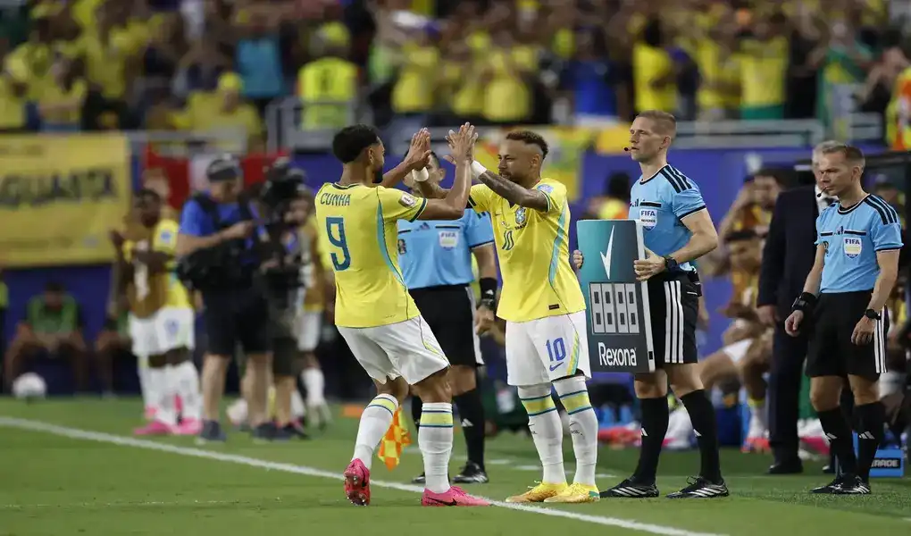 FOTOGRAFÍA. MIAMI (ESTADOS UNIDOS DE AMÉRICA, EEUU, 24 DE JUNIO DE 2026. Brasil se da doble alegría al imponerse a Escocia 0-3. Momento del ingreso de Neymar (d) al partido de Brasil ante Escocia en el Mundial 2026. Es el primero que juega el '10' en este torneo. Efe