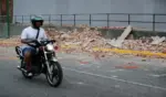 FOTOGRAFÍA. CARACAS (VENEZUELA), 24 DE JUNIO DE 2026. Noroeste de Montalbán y centro de venezuela registra terremoto de magnitud 7,1. Un terremoto de magnitud 7,1 sacude el centro de Venezuela Un motociclista transita cerca de escombros este miércoles, en Caracas (Venezuela). Efe