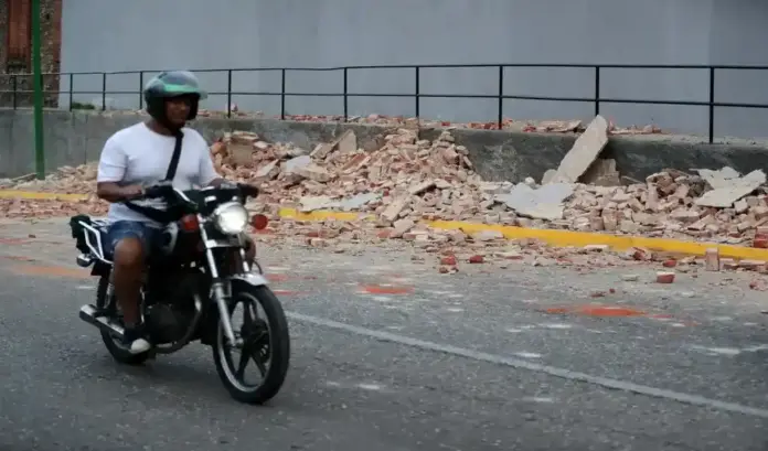 FOTOGRAFÍA. CARACAS (VENEZUELA), 24 DE JUNIO DE 2026. Noroeste de Montalbán y centro de venezuela registra terremoto de magnitud 7,1. Un terremoto de magnitud 7,1 sacude el centro de Venezuela Un motociclista transita cerca de escombros este miércoles, en Caracas (Venezuela). Efe