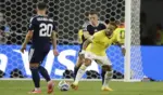 FOTOGRAFÍA. MIAMI (ESTADOS UNIDOS DE AMÉRICA, EEUU, 24 DE JUNIO DE 2026. Brasil se da doble alegría al imponerse a Escocia 0-3.Lewis Ferguson (atrás), de Escocia, disputa el balón con Neymar, de Brasil, este miércoles en un partido del Grupo C del Mundial 2026. Efe