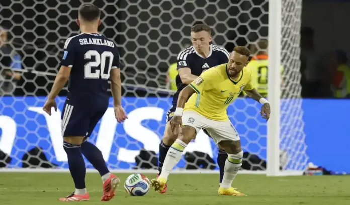 FOTOGRAFÍA. MIAMI (ESTADOS UNIDOS DE AMÉRICA, EEUU, 24 DE JUNIO DE 2026. Brasil se da doble alegría al imponerse a Escocia 0-3.Lewis Ferguson (atrás), de Escocia, disputa el balón con Neymar, de Brasil, este miércoles en un partido del Grupo C del Mundial 2026. Efe