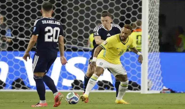 FOTOGRAFÍA. MIAMI (ESTADOS UNIDOS DE AMÉRICA, EEUU, 24 DE JUNIO DE 2026. Brasil se da doble alegría al imponerse a Escocia 0-3.Lewis Ferguson (atrás), de Escocia, disputa el balón con Neymar, de Brasil, este miércoles en un partido del Grupo C del Mundial 2026. Efe